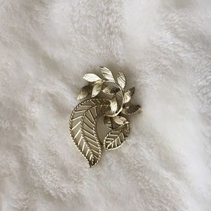 Silvertone Leaf Design Brooch